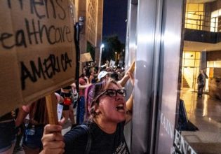 ΗΠΑ: Με νόμο που ανάγεται στον 19ο αιώνα απαγορεύτηκαν οι αμβλώσεις στην Αριζόνα – Καταδικάζει ο Λευκός Οίκος