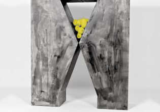 Κωστής Βελώνης: Στάχυα πέφτουν σε τσιμεντένια δάπεδα, εικαστική εγκατάσταση στην Ελευσίνα