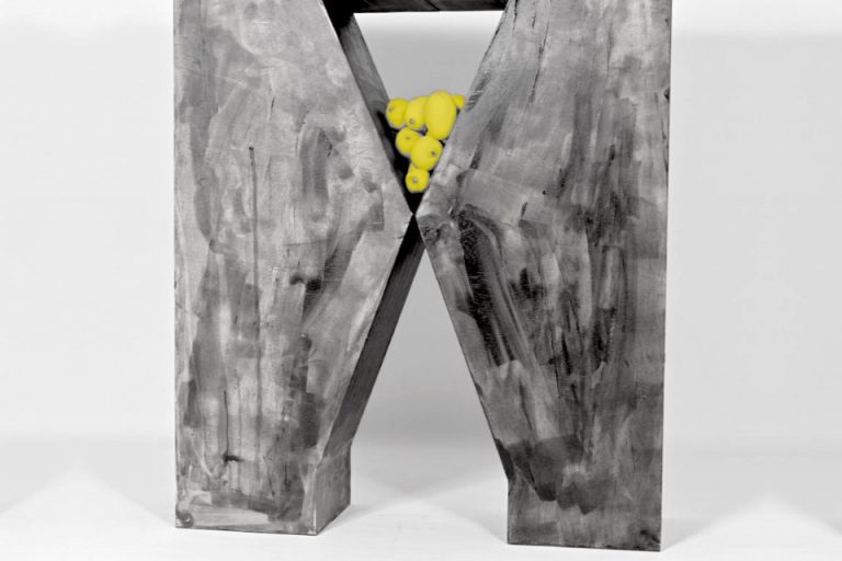 Κωστής Βελώνης: Στάχυα πέφτουν σε τσιμεντένια δάπεδα, εικαστική εγκατάσταση στην Ελευσίνα