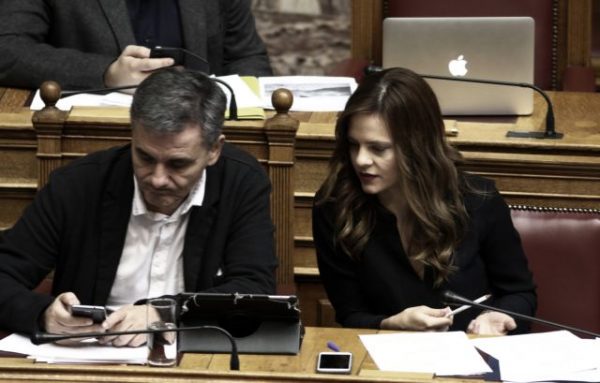 Αχτσιόγλου: Κάποιοι πληρώνουν ακριβά την ανάπτυξη – Η τρολιά Τσακαλώτου σε Σταϊκούρα