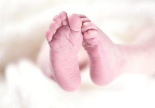 Νίκαια: 38χρονη σφάδαζε επί 1,5 ώρα μόνη της στο νοσοκομείο – ‘Εχασε το μωρό περιμένοντας γιατρό