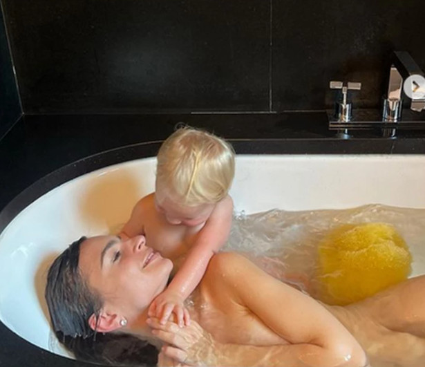 Έμιλι Ρατακόφσκι: Κάνει μπάνιο γυμνή με το παιδί της, ανεβάζει φωτογραφίες προκαλώντας θύελλα αντιδράσεων
