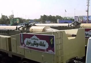 Ιράν: Η Τεχεράνη παρουσίασε νέο βαλλιστικό πύραυλο μέσου βεληνεκούς