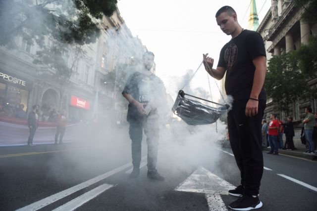 Βελιγράδι: Νέα διαδήλωση με σταυρούς, εικόνες, θυμιατά και Πούτιν κατά του EuroPride