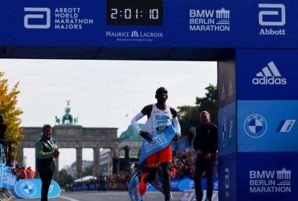Βερολίνο: Ο Ελιούντ Κιπτσόγκε «διέλυσε» το παγκόσμιο ρεκόρ στον μαραθώνιο- Τερμάτισε σε 2:01:09