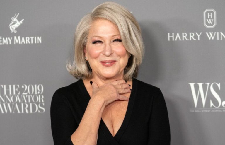 Μπέτι Μίντλερ: Στην Κρήτη η σταρ του Χόλυγουντ – Απολαμβάνει τις ομορφιές του Ηρακλείου