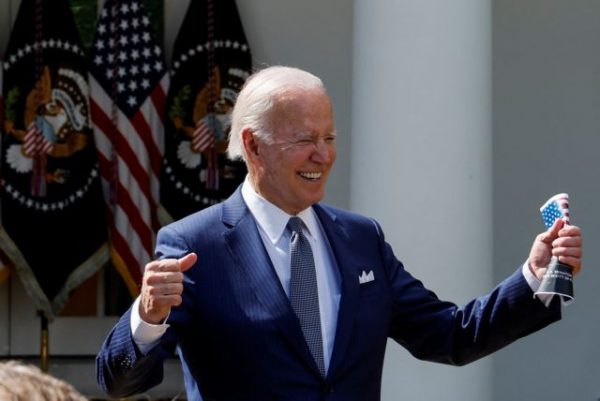 Μπάιντεν: Μικρή ανάκαμψη της δημοτικότητάς του αυτήν την εβδομάδα