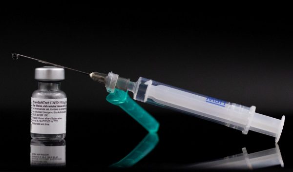 Κοροναϊός: Γιατί ΗΠΑ και Ευρώπη ενέκριναν διαφορετικά εμβόλια για την Όμικρον