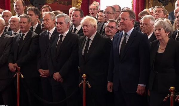 Βασιλιάς Κάρολος: Έξι πρώην πρωθυπουργοί της Βρετανίας παρακολούθησαν την ενθρόνισή του