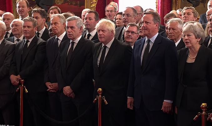 Βασιλιάς Κάρολος: Έξι πρώην πρωθυπουργοί της Βρετανίας παρακολούθησαν την ενθρόνισή του
