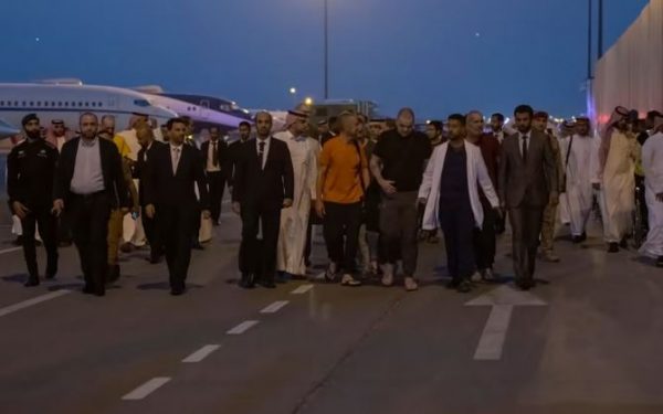 Βρετανία: Επέστρεψαν οι πέντε Βρετανοί αιχμάλωτοι πολέμου που απελευθερώθηκαν από τις ρωσικές δυνάμεις