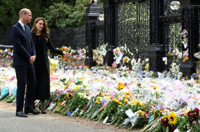 Βασίλισσα Ελισάβετ; Με αεροπλάνα στέλνουν οι ανθοπώλες λουλούδια για την κηδεία της