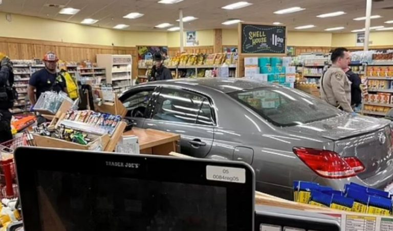 Καλιφόρνια: Τρελή πορεία αυτοκινήτου – Καρφώθηκε σε σούπερ μάρκετ