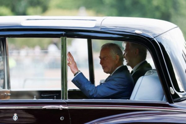 Η βασίλισσα πέθανε, ζήτω ο βασιλιάς