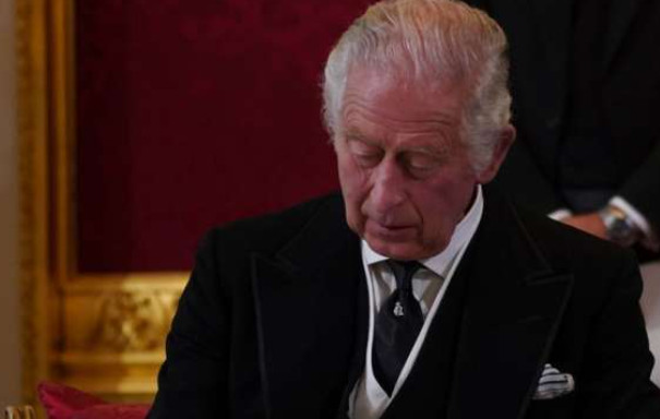 Βασιλιάς Κάρολος Γ': Η viral στιγμή που ζητά από τον βοηθό του να μαζέψει το τραπέζι