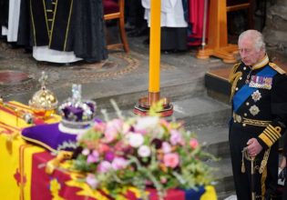 Με ένα χειρόγραφο σημείωμα αποχαιρέτισε ο Κάρολος τη βασίλισσα Ελισάβετ