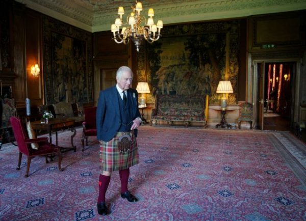 Με κιλτ στο κοινοβούλιο της Σκωτίας ο βασιλιάς Κάρολος