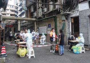 Κίνα: Έτρεχαν να γλιτώσουν από τον σεισμό, εγκλωβίστηκαν στα μπλόκα του lockdown
