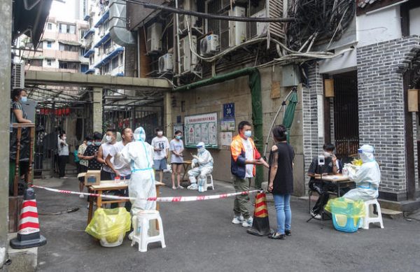 Κίνα: Έτρεχαν να γλιτώσουν από τον σεισμό, εγκλωβίστηκαν στα μπλόκα του lockdown