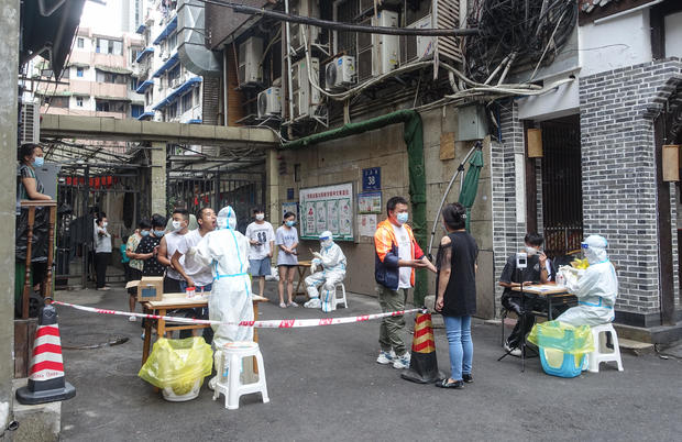 Κίνα: Έτρεχαν να γλιτώσουν από τον σεισμό, εγκλωβίστηκαν στα μπλόκα του lockdown