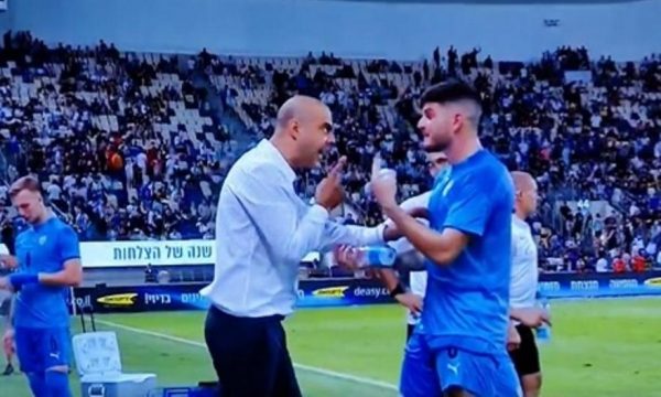 Απαράδεκτη συμπεριφορά από τον προπονητή των Ελπίδων του Ισραήλ – Χαστούκισε παίκτη της ομάδας του
