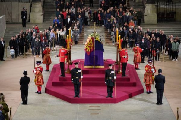 Κηδεία βασίλισσας Ελισάβετ: Περίπου 30 εκατομμύρια τηλεθεατές παρακολούθησαν τη μετάδοση από το BBC