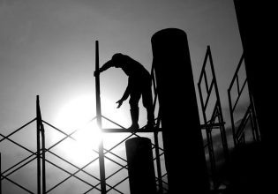 ΓΣΕΕ: Επτά στους δέκα εργαζόμενους κόβουν βασικά είδη διατροφής – Τι δείχνει νέα έρευνα