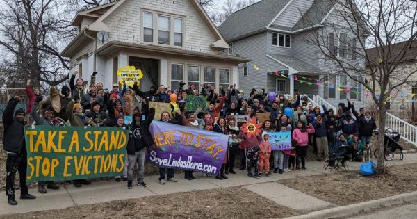 Της έκαναν έξωση από το σπίτι που έμενε 20 χρόνια. Οι γείτονές της το αγόρασαν γι’ αυτήν