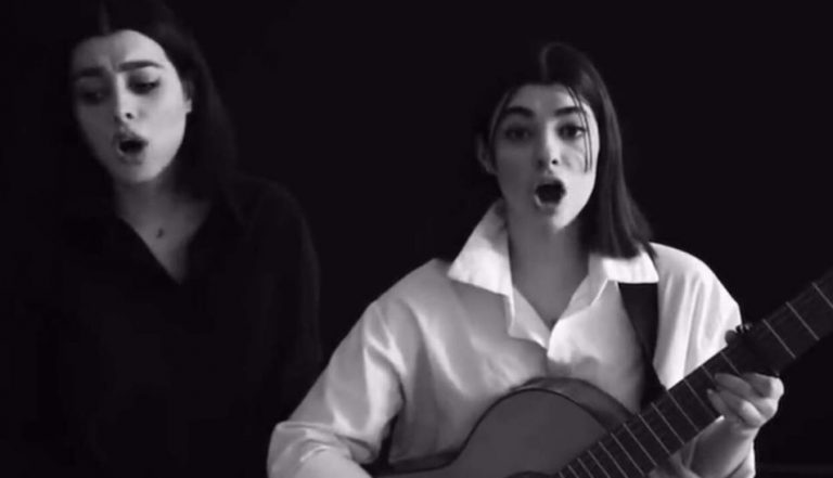 Δύο Ιρανές αδερφές τραγουδούν το «Bella Ciao», τον παγκόσμιο ύμνο της αντίστασης