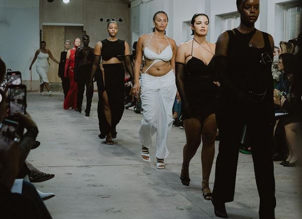 Το ντεμπούτο της σχεδιάστριας Karoline Vitto ήταν μια σεισμική στιγμή από «καμπυλωτά» μοντέλα