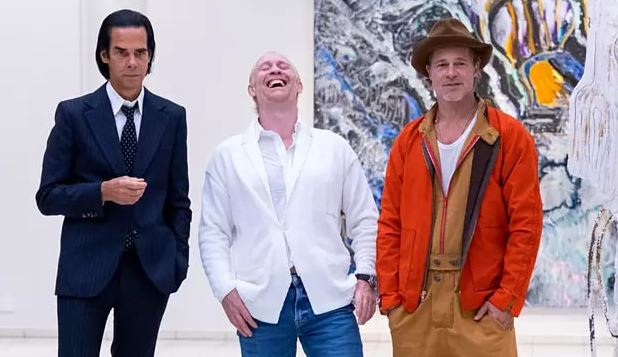 Ο Μπραντ Πιτ κάνει ντεμπούτο-έκπληξη ως γλύπτης σε γκαλερί τέχνης στη Φινλανδία