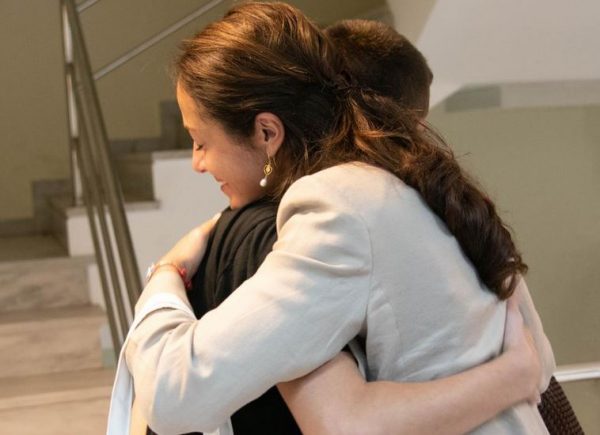 Δόμνα Μιχαηλίδου: Η «πρώτη αγκαλιά» αλλάζει όχι μόνο τη ζωή ενός παιδιού, αλλά και εκείνου που θα την δώσει