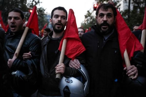 ΚΝΕ: «Δεν θα επιτρέψουμε να γίνει συνήθεια ο θάνατος νέων στο μεροκάματο» – Παράσταση διαμαρτυρίας στο υπουργείο Εργασίας