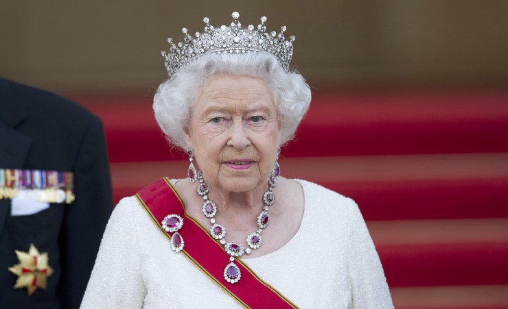Βασίλισσα Ελισάβετ: Με αυτά τα δύο κοσμήματα θα ταφεί