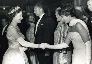 Βασίλισσα Ελισάβετ – Ειρήνη Παπά: Όταν συναντήθηκαν στην πρεμιέρα της ταινίας «Τα κανόνια του Ναβαρόνε»