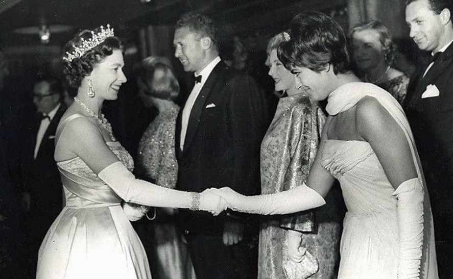 Βασίλισσα Ελισάβετ - Ειρήνη Παπά: Όταν συναντήθηκαν στην πρεμιέρα της ταινίας «Τα κανόνια του Ναβαρόνε»