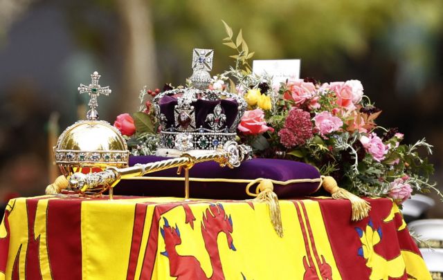 Βασίλισσα Ελισάβετ: Οι λαοί να ετοιμάζονται να πεινάσουν σε κρύα σπίτια αλλά θα χορτάσουν live συνδέσεις με βασιλικές κηδείες, λέει το ΚΚΕ