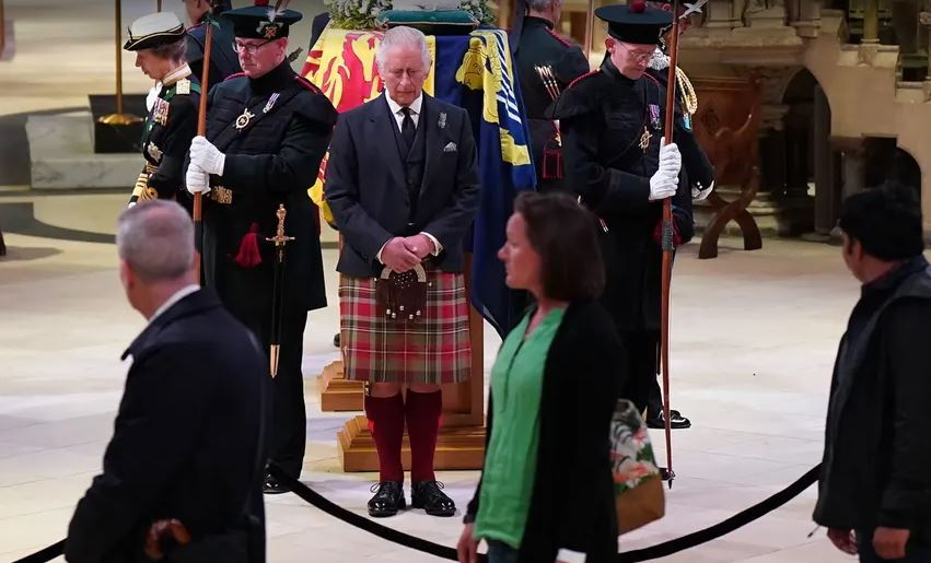 Βασίλισσα Ελισάβετ: Ολοκληρώνεται το λαϊκό προσκύνημα στη Σκωτία - Σήμερα η σορός στο Μπάκιγχαμ