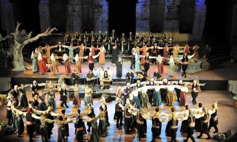 «Με του χορού τα βήματα στον τόπο μου γυρίζω», 130 ηθοποιοί και χορευτές απόψε στο Ηρώδειο