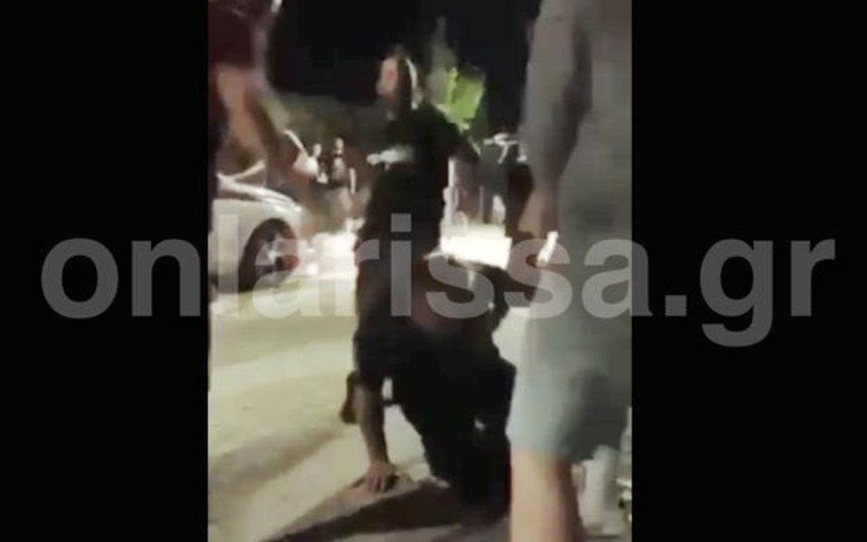 Λάρισα: Βίντεο-ντοκουμέντο από την επίθεση ομάδας ατόμων σε αστυνομικούς