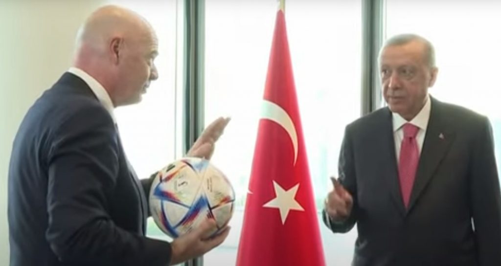 Ερντογάν: Το… γύρισε στο ποδόσφαιρο – Ο Ινφαντίνο του χάρισε την επίσημη μπάλα του Μουντιάλ