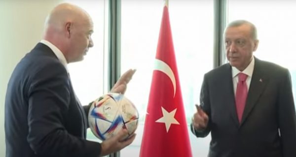 Ερντογάν: Το… γύρισε στο ποδόσφαιρο – Ο Ινφαντίνο του χάρισε την επίσημη μπάλα του Μουντιάλ