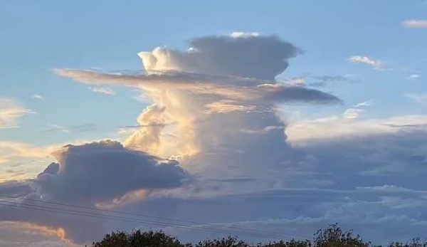 Σύννεφα σαν το προφίλ της βασίλισσας σχηματίζονται στον ουρανό λίγες ώρες μετά τον θάνατό της