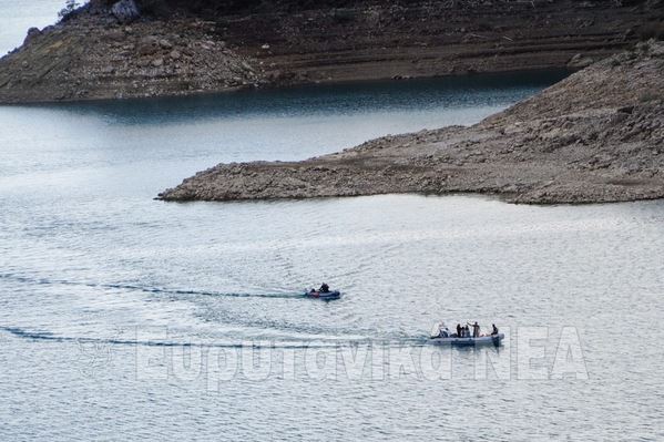 Ευρυτανία: Κανένα ίχνος της 48χρονης στον βυθό της λίμνης – Πού στρέφονται οι έρευνες