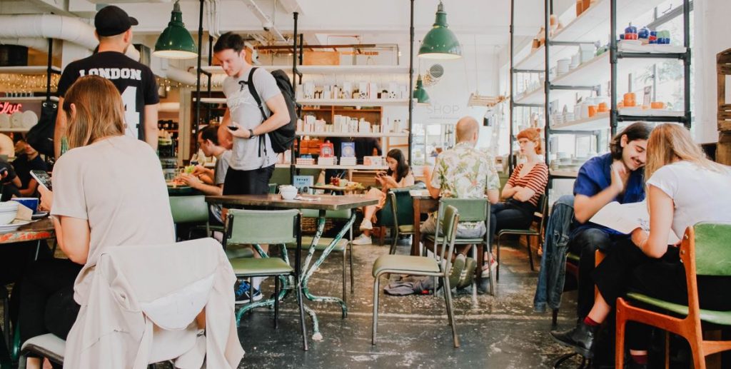 Δεν βγαίνω έξω: Πώς η οικονομική κρίση καταστρέφει την κοινωνική ζωή των νέων