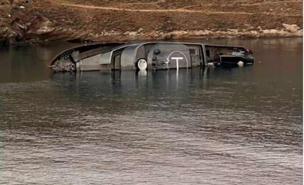 Κύθνος: Η στιγμή που η διάσημη θαλαμηγός «007 James Bond» αρχίζει να βυθίζεται