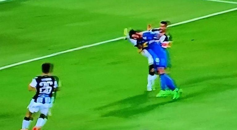 Το πέναλτι υπέρ της Λαμίας που «έπνιξαν» Τσαγκαράκης και Κουμπαράκης