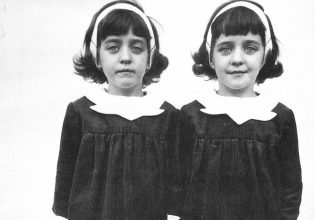 Οι εικόνες της Diane Arbus κοιτούν κατάματα την κοινωνία