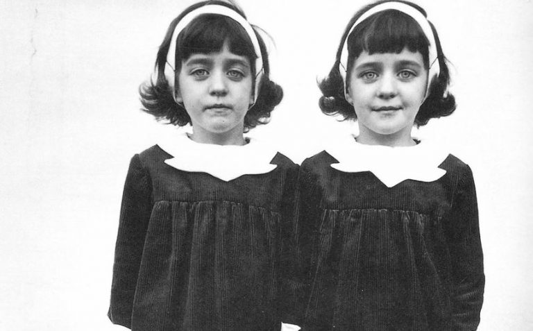 Οι εικόνες της Diane Arbus κοιτούν κατάματα την κοινωνία
