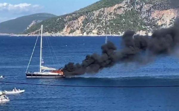 Κεφαλονιά: Πυρκαγιά σε σκάφος στο Φισκάρδο
